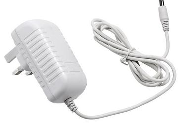 Bianco adattatore con le materie plastiche dell'ABS, tipo a una uscita di potere di 12 volt