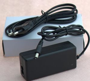 Adattatore nero di corrente continua di CA del supporto della parete di 12V 2.5A 3A 5A con l'Au dell'Eu noi spine britanniche per la lampada principale